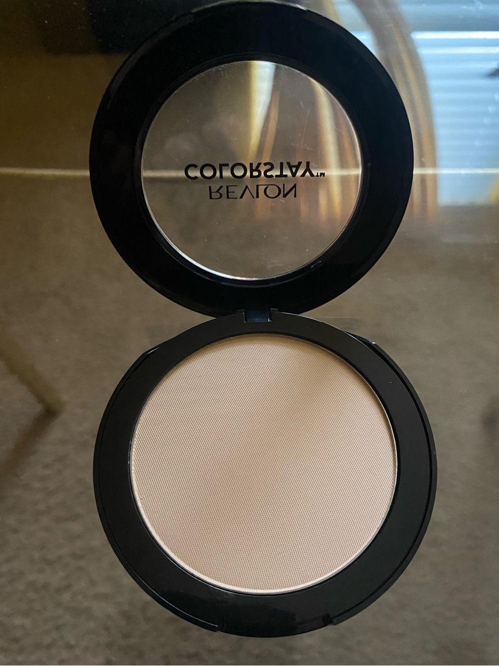 Revlon ColorStay Pressed Powder - Light 820 - Picture 2 of 4